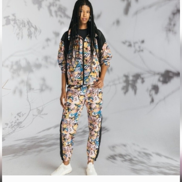 The North Face Woman'sTop & PantsWindbreaker Set Size M.